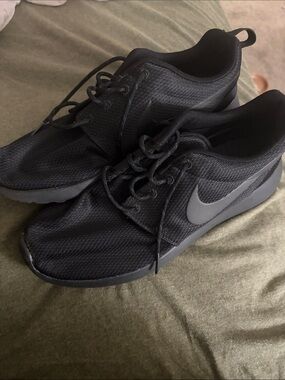 Nike Women’s Black Low-Top Casual Sneakers size 10